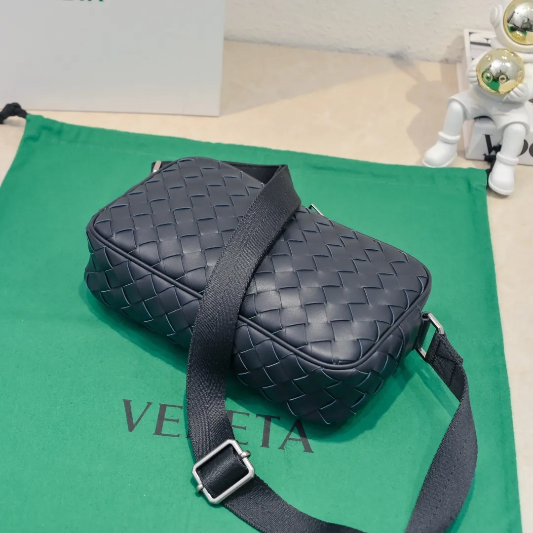 Batch 1480 BV lntrecciato woven leather crossbody bag. The zipper opens and closes, and the space is too large. It meets the daily needs of going out on the street. There are no problems with mobile phones 📱 wallets 👛 power bank 🔋. The weaving process is used, and the texture of the upper body 🔝 is very high-end. Style number: 7100 Size: 25*7.5
